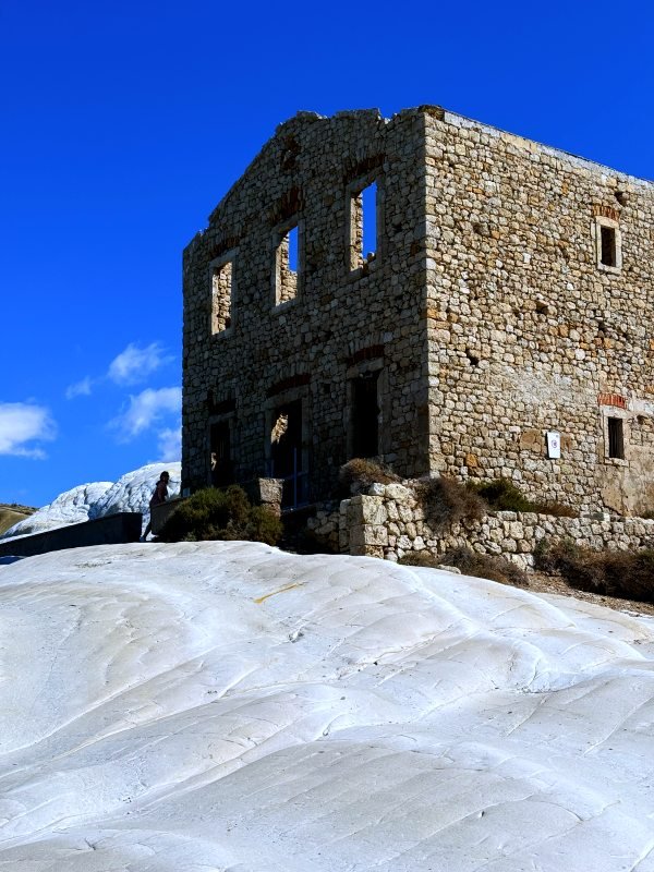 Widok na Punta Bianca i ruiny dawnego budynku urzedu celnego