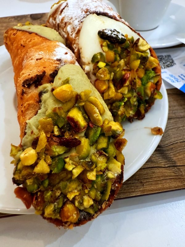 Apetyczne cannolo siciliano